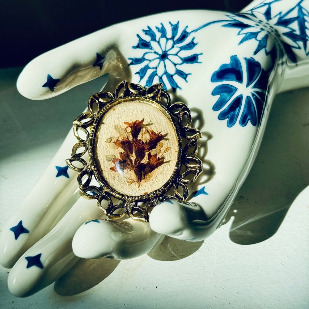 Vintage Pressed Flowers domed brooch - Picture 2 of 7